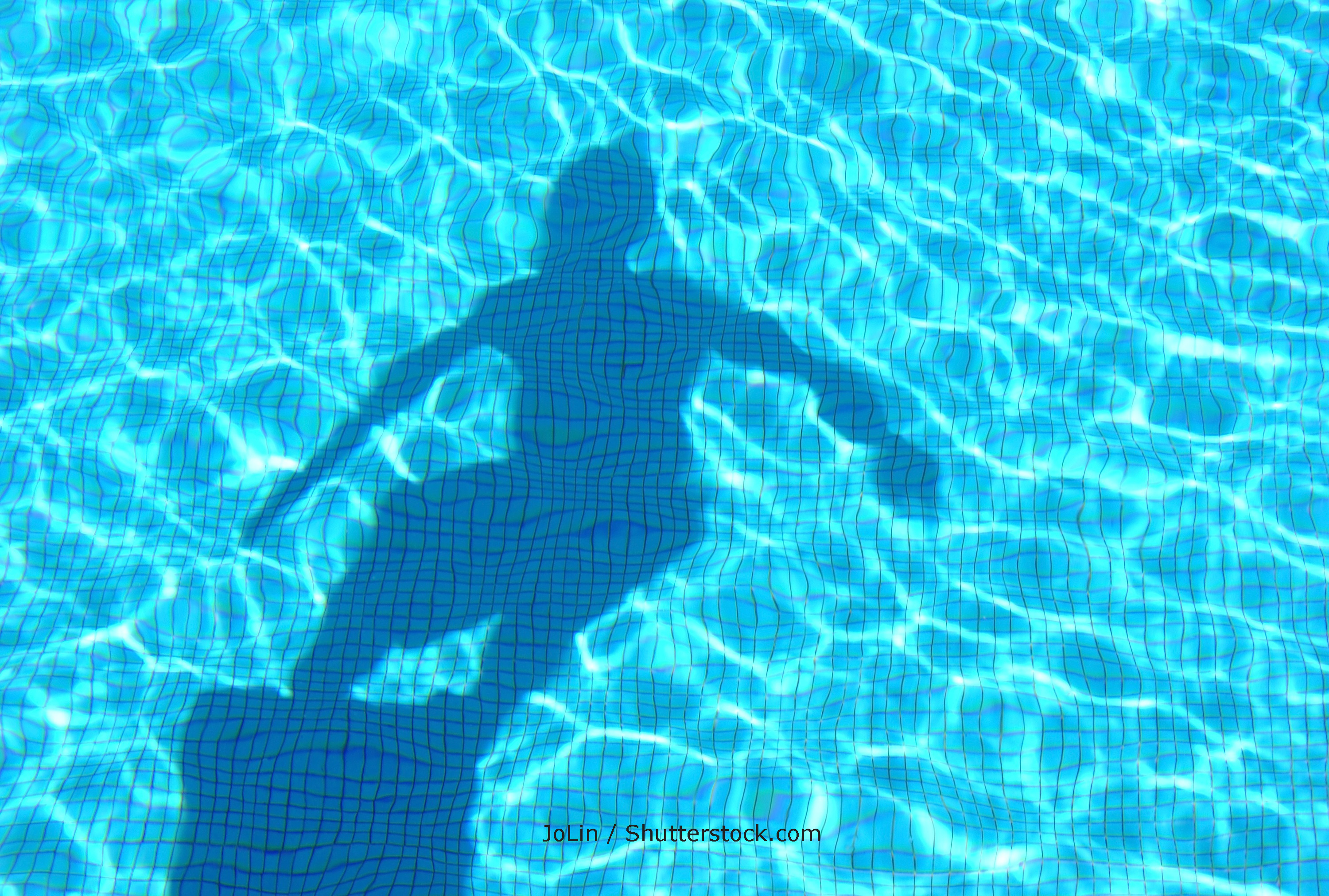 Surfe piscina Por JoLin COM CREDITOS shutterstock_46733146